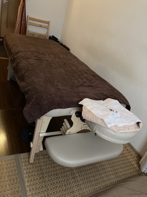 男性セラピストの小さな秘密 Vol.1|お客様をお迎えする準備──その前から、もう始まっています。 カルサイネイザン・アロマ施術に備えた営業前のベッド準備|クラトーム大阪