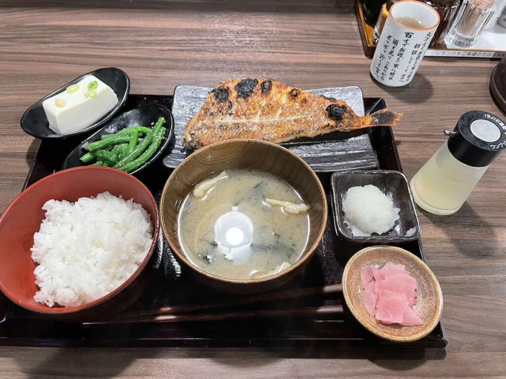 ソロ活男子のちょっといい時間 Vol.1|しんぱち食堂(大阪・天神橋)|朝晩焼き魚定食で心と体を整える しんぱち食堂 天神橋筋3丁目店 あかうおの干物定食 いんげんのごま和えと豆腐を追加。