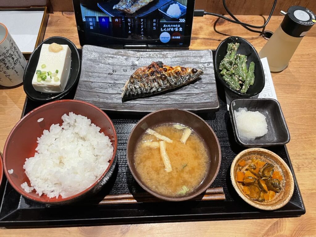 ソロ活男子のちょっといい時間 Vol.1|しんぱち食堂(大阪・天神橋)|朝晩焼き魚定食で心と体を整える しんぱち食堂 朝の定食 さば文化干し定食。豆腐といんげんの胡麻和えを追加。