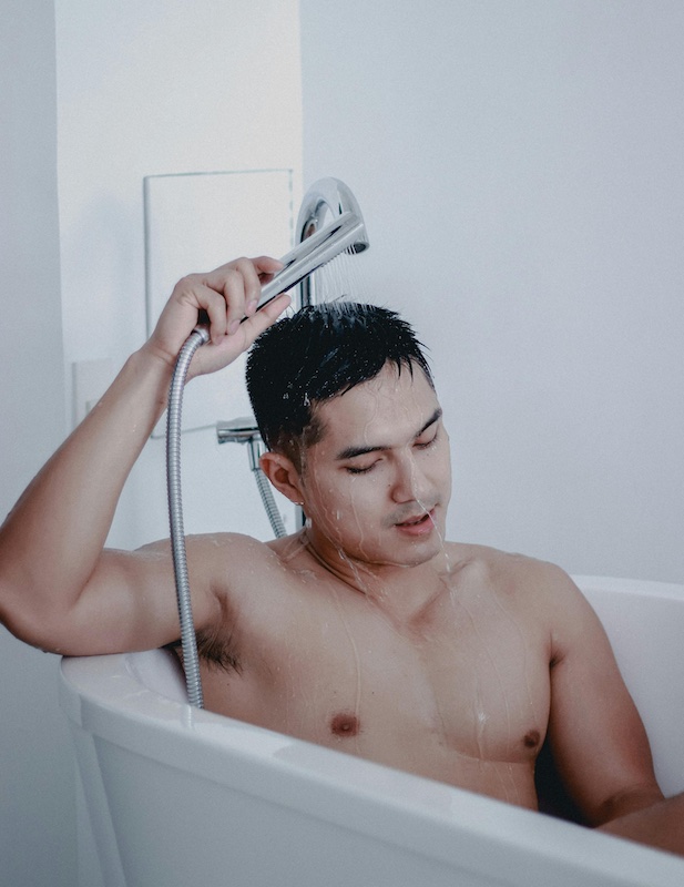 シャワーを浴びる男性