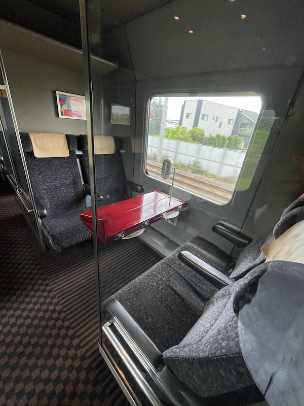 JR九州特急列車のコンパートメントシート