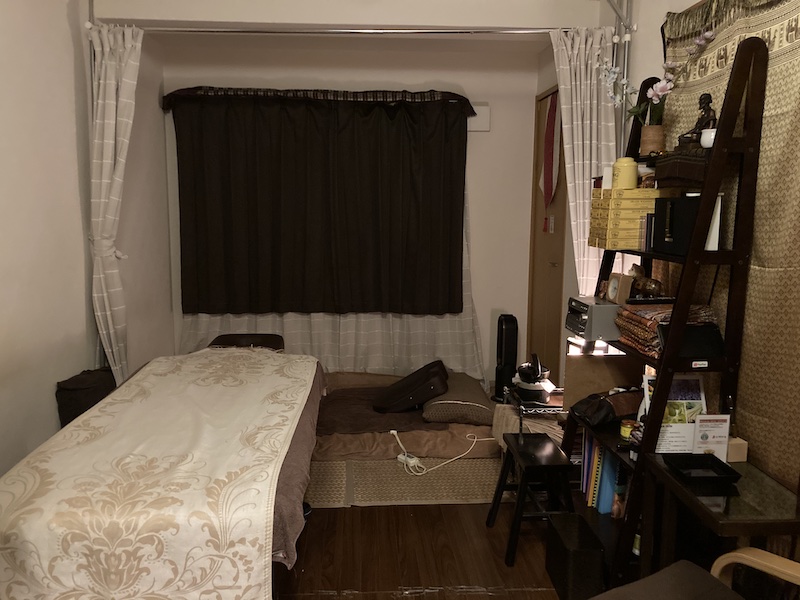 当サロンの施術ルーム。リラックスできる空間だからこそ、繊細な技も安心して受けていただけます