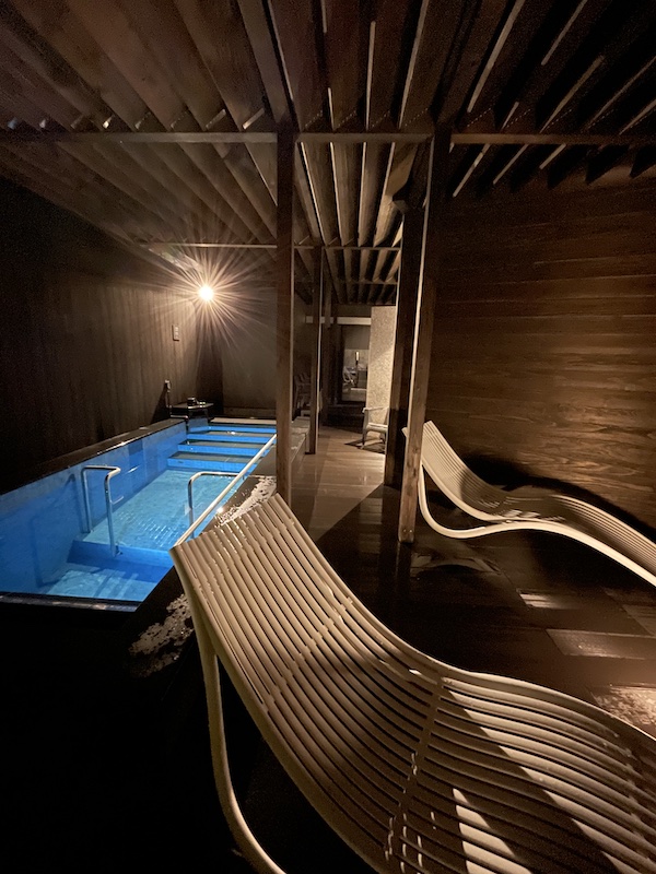 武雄温泉　OND HOTEL 水風呂の横のととのいベッド