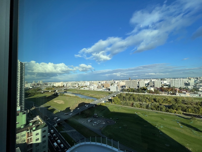 インターコンチネンタル札幌で味わう、クラブラウンジとプールから紅葉を眺めるひとり贅沢|ソロ活男子 Vol.6 インターコンチネンタル札幌 クラシックキング ハイフロアからの豊平川ビュー