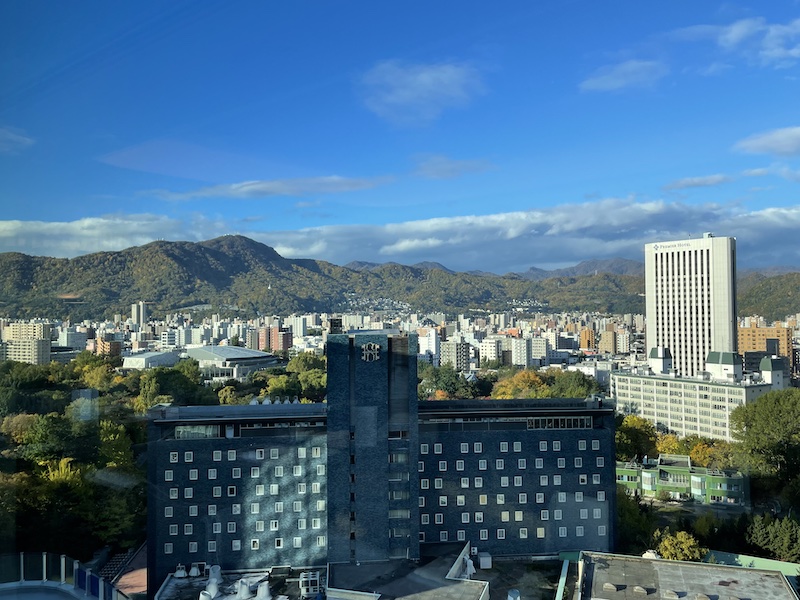 インターコンチネンタル札幌で味わう、クラブラウンジとプールから紅葉を眺めるひとり贅沢|ソロ活男子 Vol.6 インターコンチネンタル札幌 クラブラウンジからの眺め(朝、紅葉、パークホテル、中島公園)