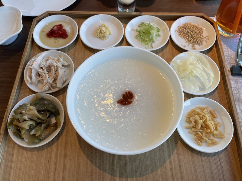 インターコンチネンタル札幌で味わう、クラブラウンジとプールから紅葉を眺めるひとり贅沢|ソロ活男子 Vol.6 インターコンチネンタル札幌 クラブラウンジ 朝食 中華粥