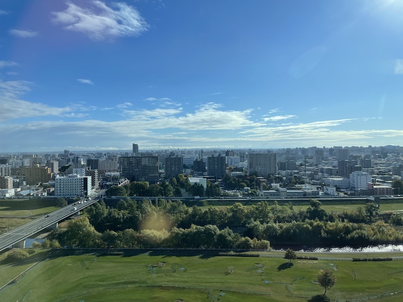 インターコンチネンタル札幌で味わう、クラブラウンジとプールから紅葉を眺めるひとり贅沢|ソロ活男子 Vol.6 インターコンチネンタル札幌 クラシックキング ハイフロア 朝の眺望
