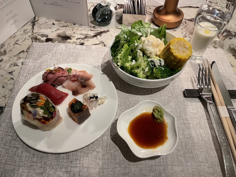 インターコンチネンタル札幌で味わう、クラブラウンジとプールから紅葉を眺めるひとり贅沢|ソロ活男子 Vol.6 インターコンチネンタル札幌 クラブラウンジ カクテルタイム コールドディッシュ
